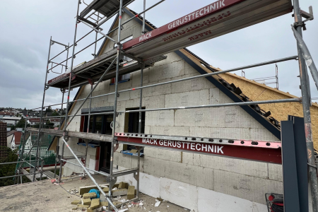 Professionelle Fassadendämmung mit Mineralwolle – 300 m² Dämmfläche nach KfW-Anforderung von Ullrich Bauprojekte umgesetzt.